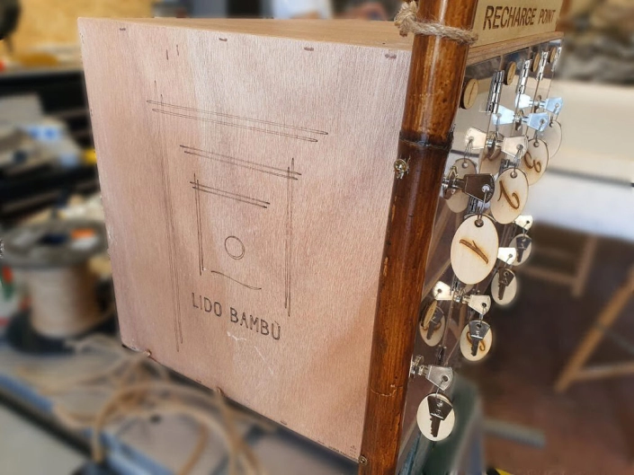 Mobiletto legno ricarica cellulare