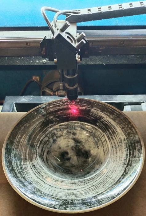 incisione laser piatti in ceramica