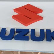 insegna in polistirolo suzuki