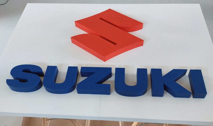 insegna in polistirolo suzuki