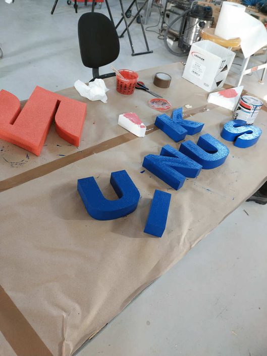 insegna in polistirolo suzuki