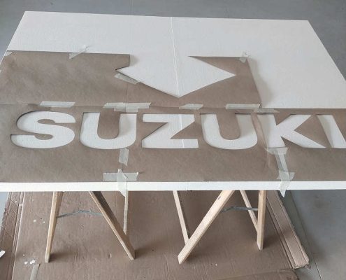 insegna in polistirolo suzuki