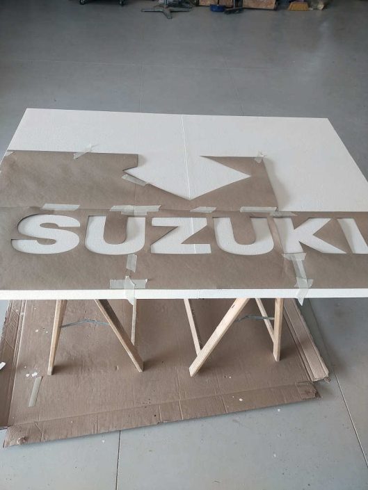 insegna in polistirolo suzuki